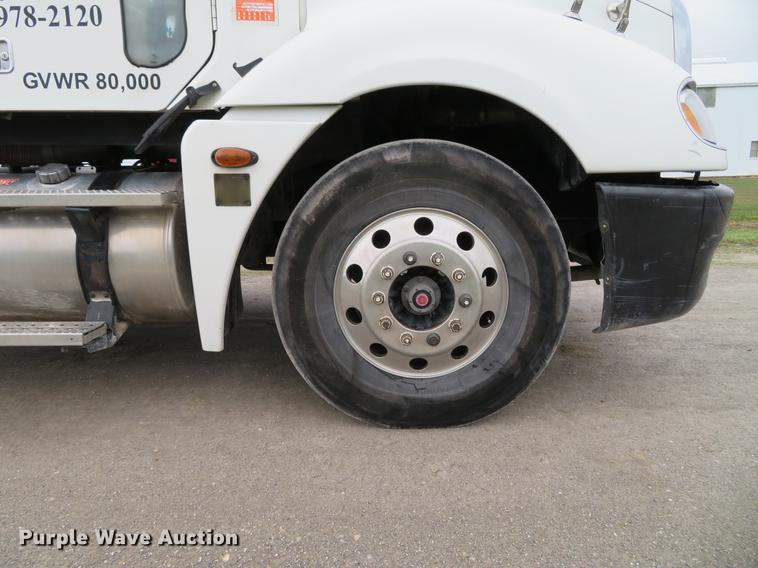 image for item DE5051 2005 Freightliner Columbia semi truck