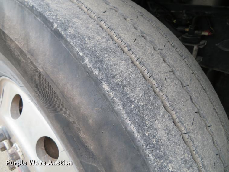 image for item DE5051 2005 Freightliner Columbia semi truck