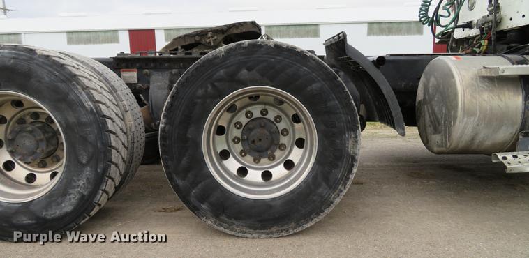 image for item DE5051 2005 Freightliner Columbia semi truck