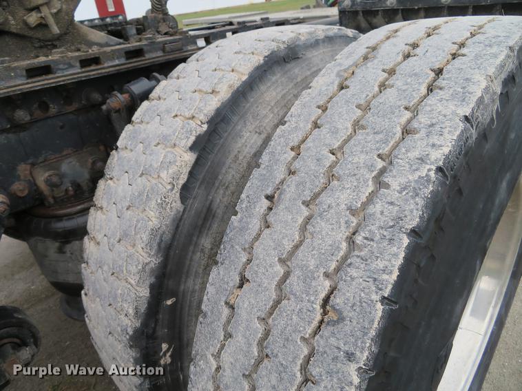 image for item DE5051 2005 Freightliner Columbia semi truck