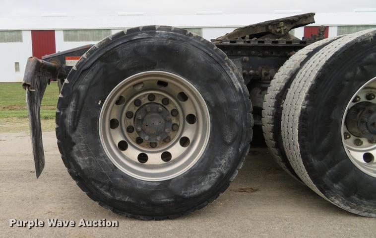 image for item DE5051 2005 Freightliner Columbia semi truck