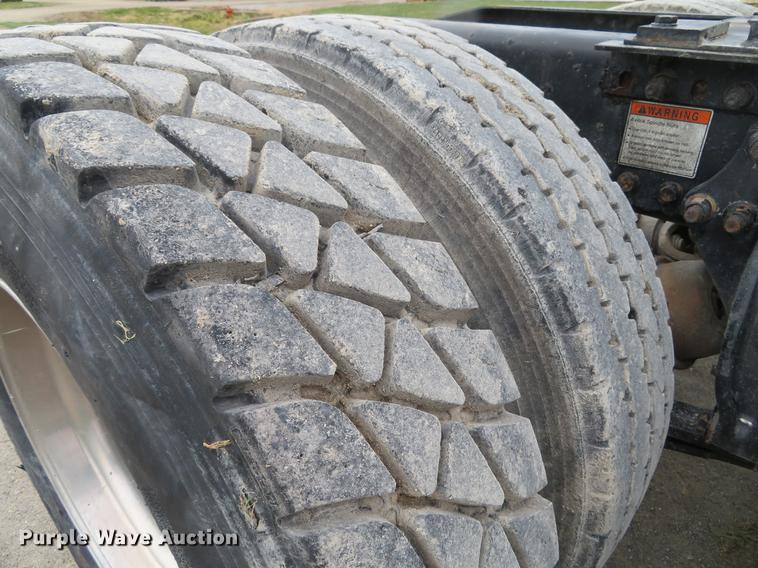 image for item DE5051 2005 Freightliner Columbia semi truck