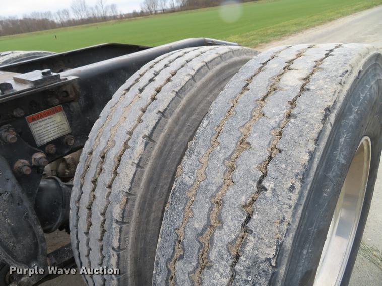 image for item DE5051 2005 Freightliner Columbia semi truck