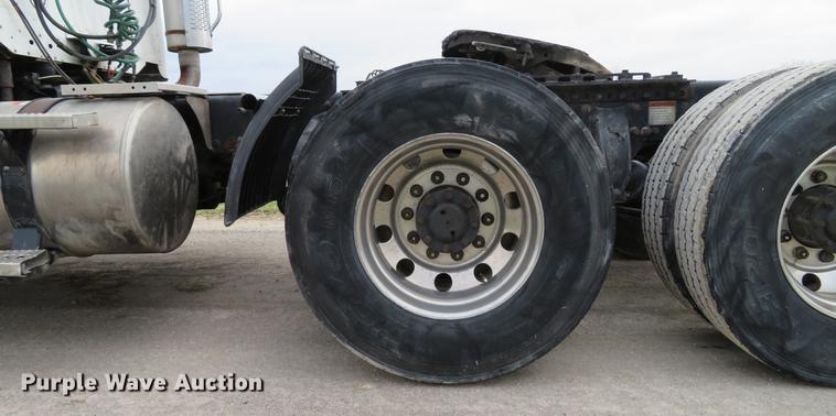 image for item DE5051 2005 Freightliner Columbia semi truck