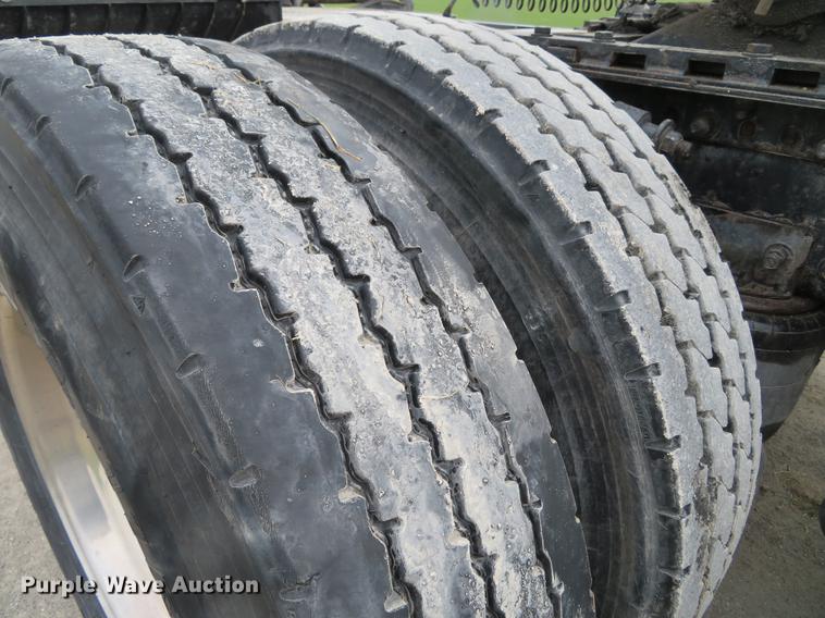 image for item DE5051 2005 Freightliner Columbia semi truck