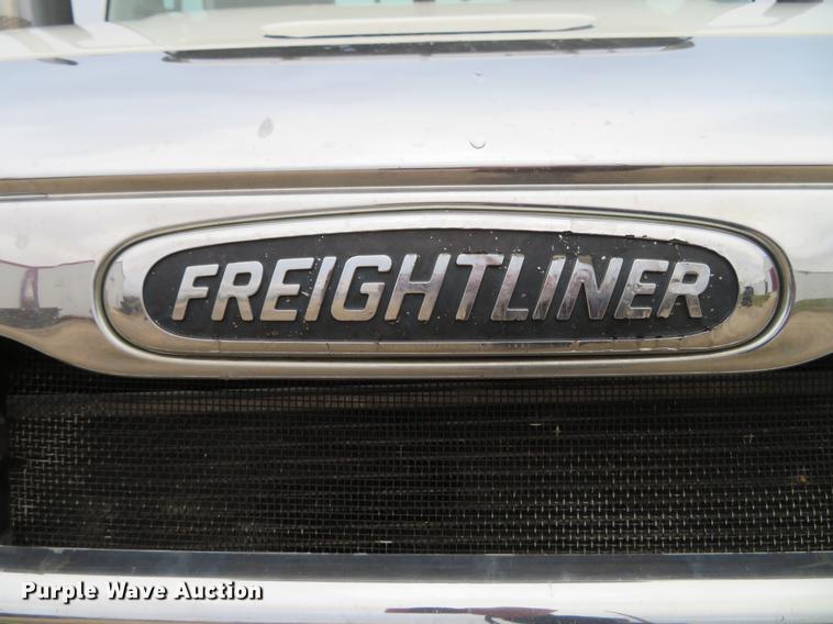 image for item DE5051 2005 Freightliner Columbia semi truck