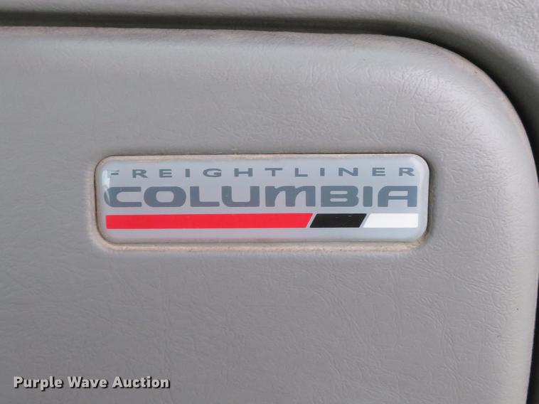 image for item DE5051 2005 Freightliner Columbia semi truck