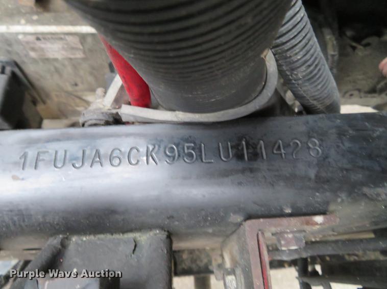 image for item DE5051 2005 Freightliner Columbia semi truck