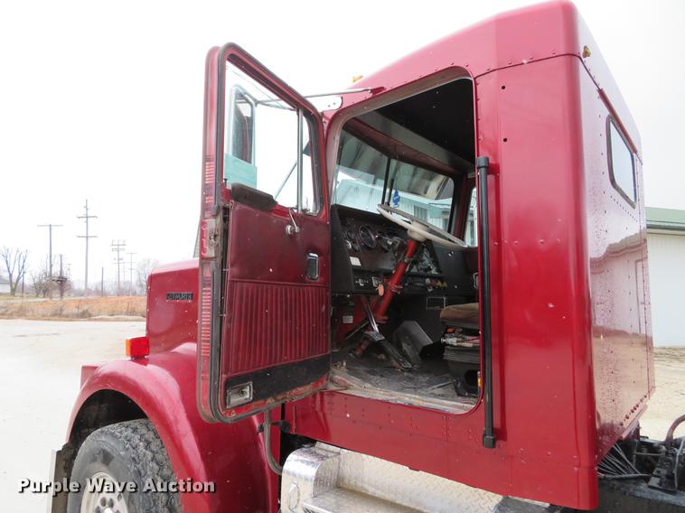 image for item DE5054 1982 Kenworth semi truck
