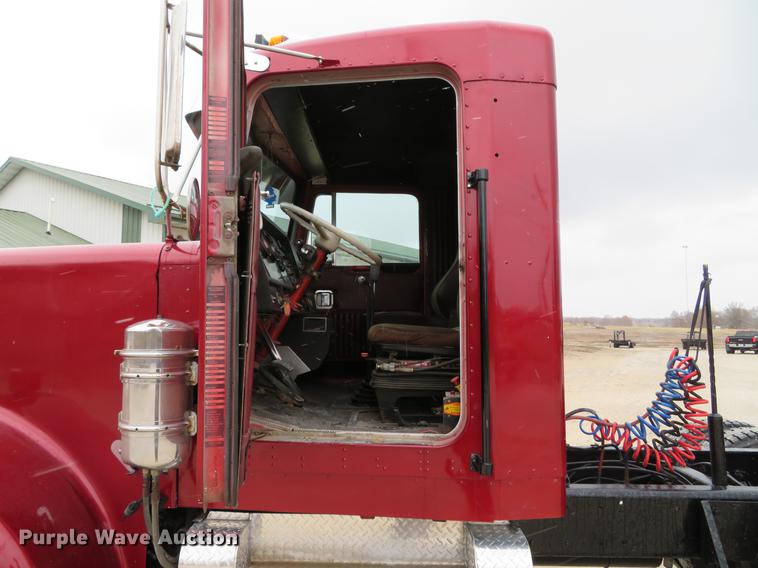 image for item DE5054 1982 Kenworth semi truck