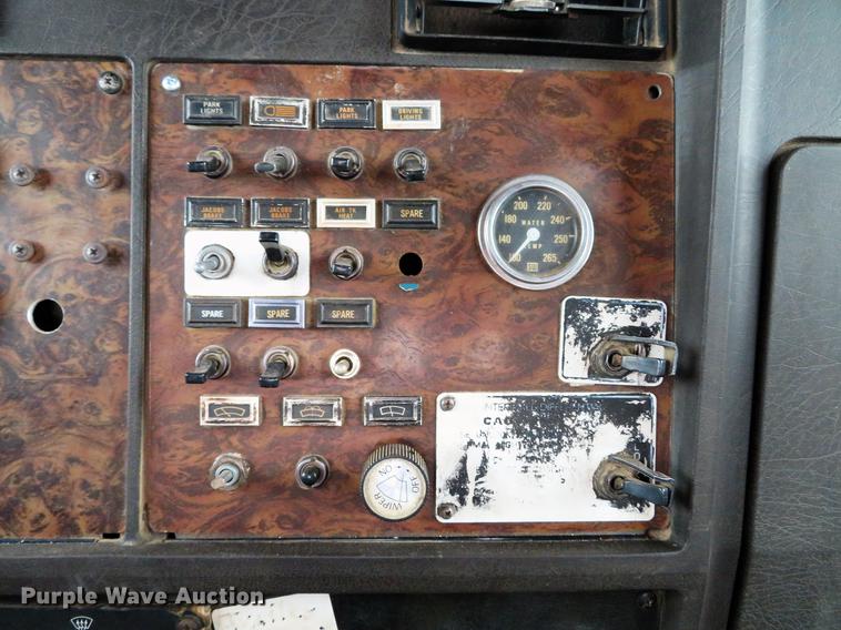 image for item DE5054 1982 Kenworth semi truck