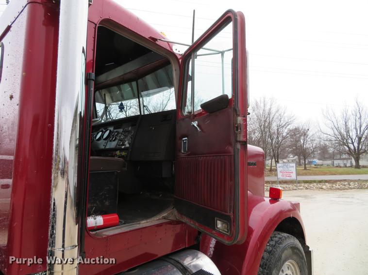 image for item DE5054 1982 Kenworth semi truck