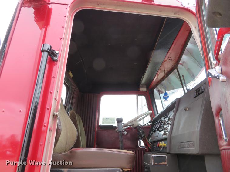 image for item DE5054 1982 Kenworth semi truck