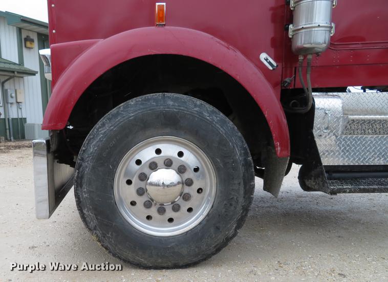 image for item DE5054 1982 Kenworth semi truck