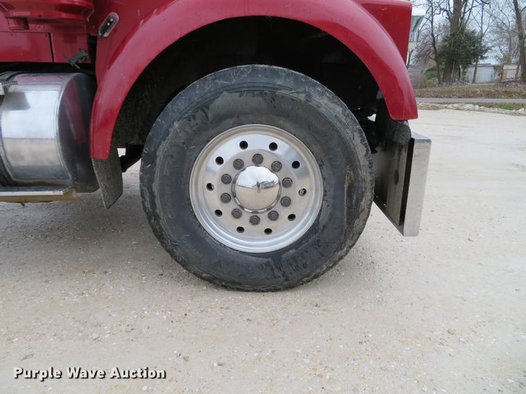 image for item DE5054 1982 Kenworth semi truck