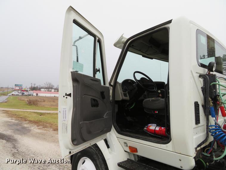 image for item DE5066 2008 International TranStar 8600 semi truck