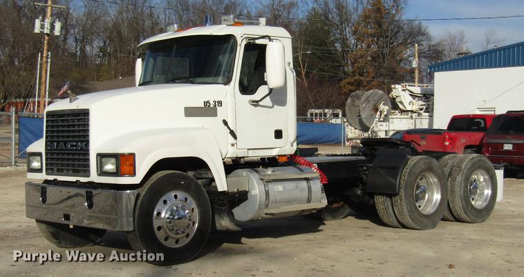 image for item DE5937 2005 Mack CHN613 semi truck
