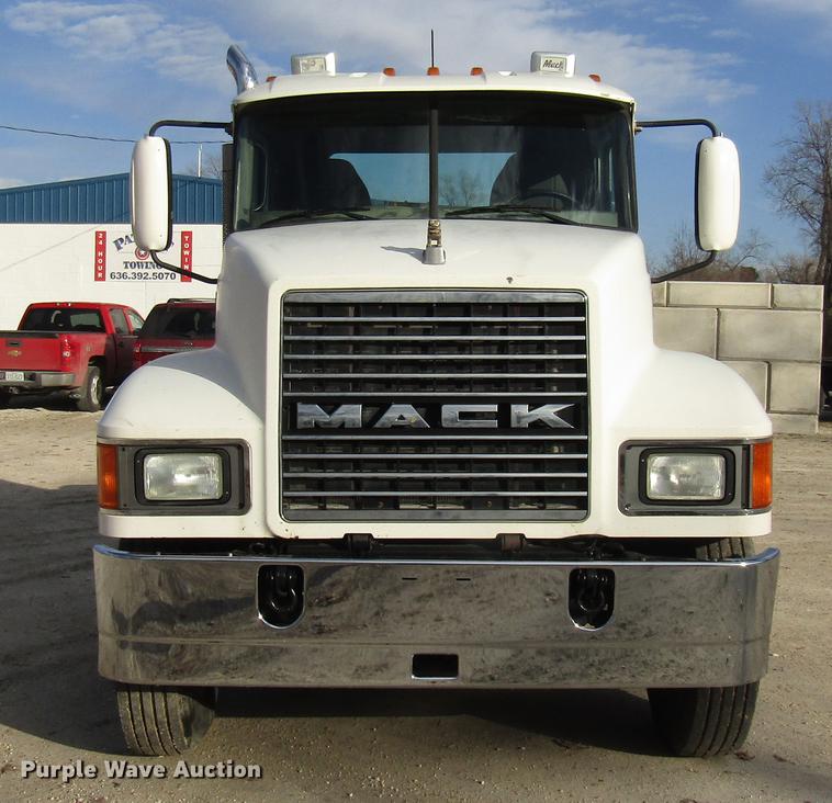 image for item DE5937 2005 Mack CHN613 semi truck