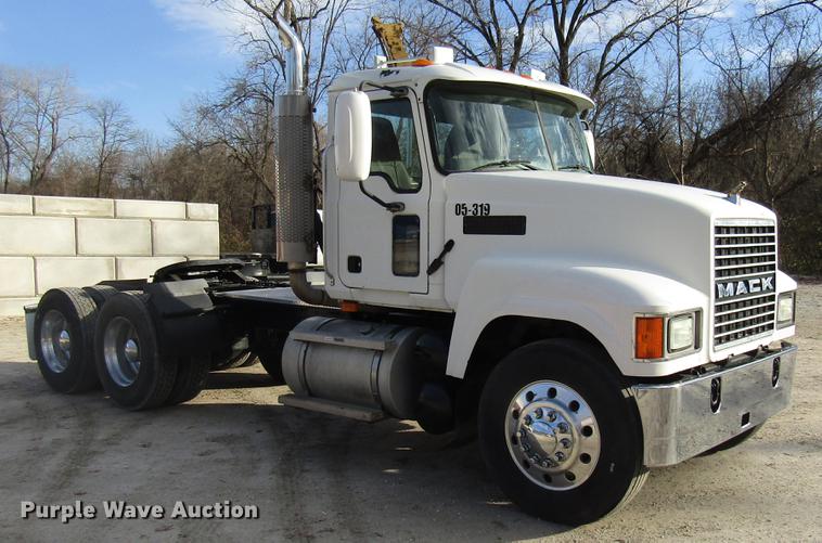 image for item DE5937 2005 Mack CHN613 semi truck