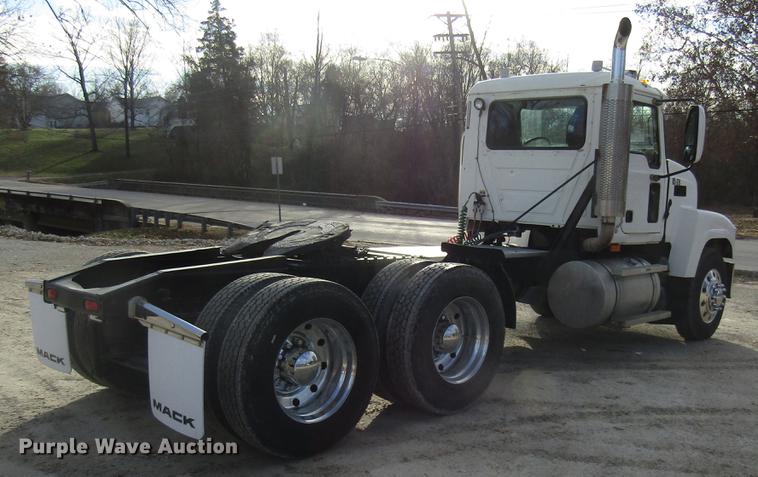 image for item DE5937 2005 Mack CHN613 semi truck