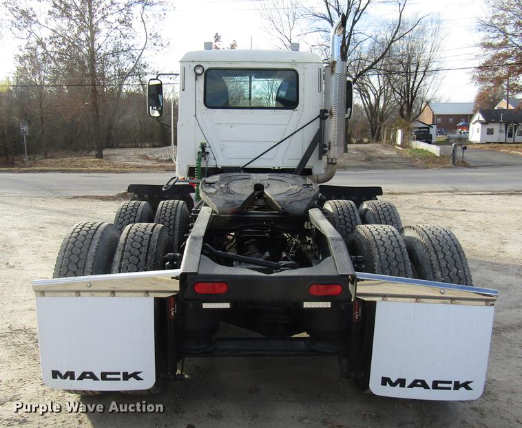 image for item DE5937 2005 Mack CHN613 semi truck