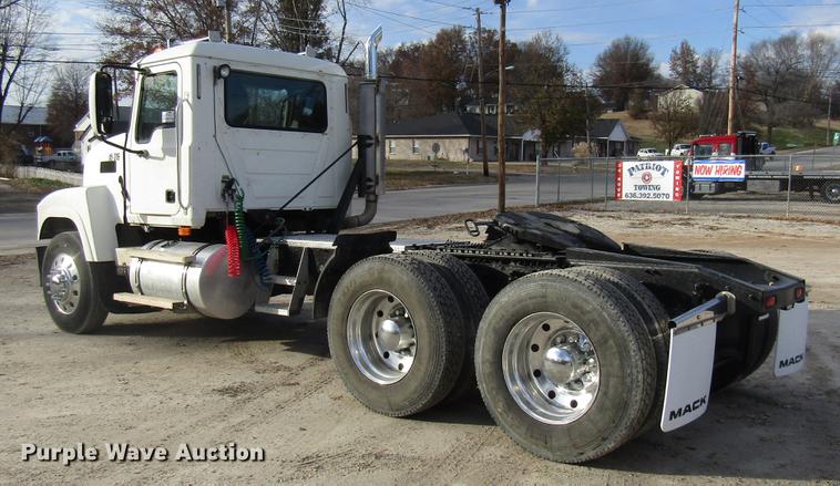 image for item DE5937 2005 Mack CHN613 semi truck