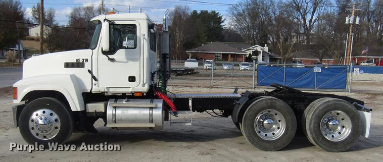 image for item DE5937 2005 Mack CHN613 semi truck