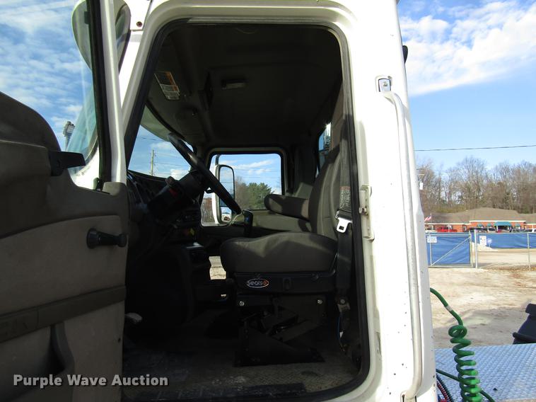 image for item DE5937 2005 Mack CHN613 semi truck