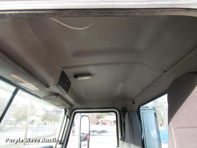 image for item DE5937 2005 Mack CHN613 semi truck