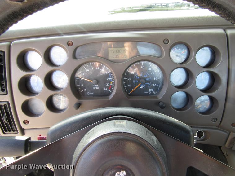 image for item DE5937 2005 Mack CHN613 semi truck