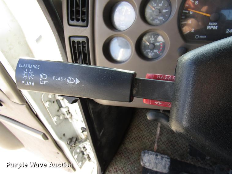 image for item DE5937 2005 Mack CHN613 semi truck