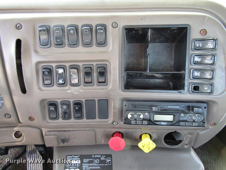 image for item DE5937 2005 Mack CHN613 semi truck