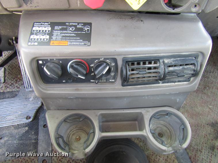 image for item DE5937 2005 Mack CHN613 semi truck