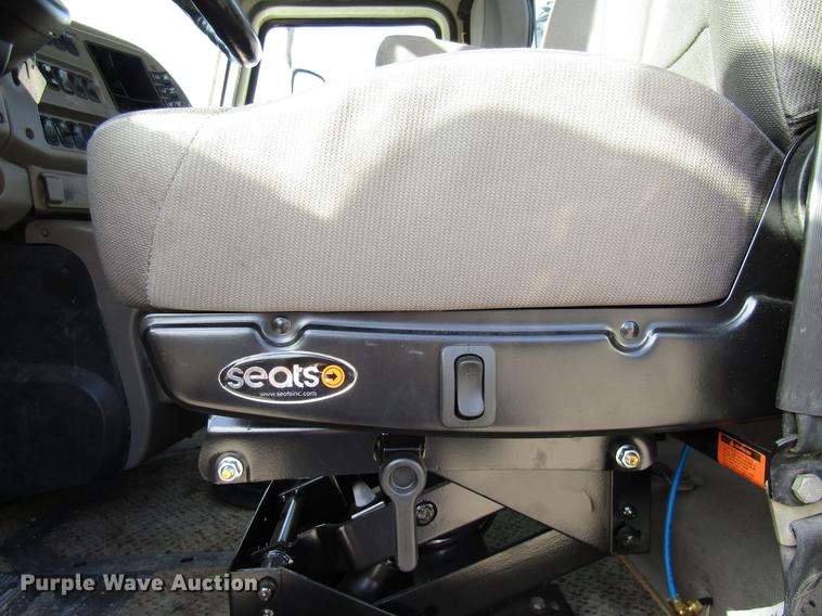 image for item DE5937 2005 Mack CHN613 semi truck