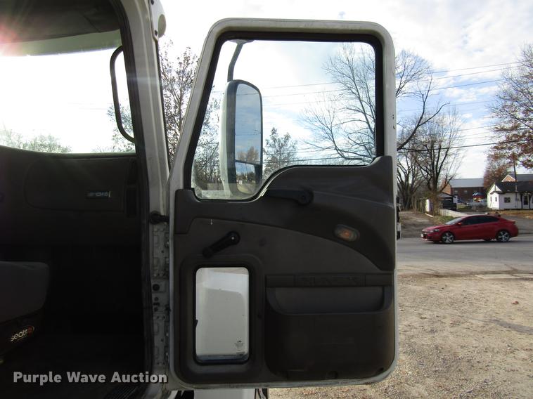 image for item DE5937 2005 Mack CHN613 semi truck