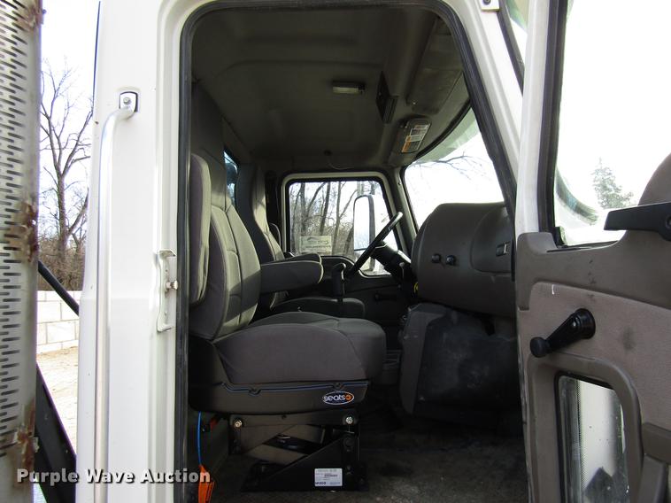 image for item DE5937 2005 Mack CHN613 semi truck