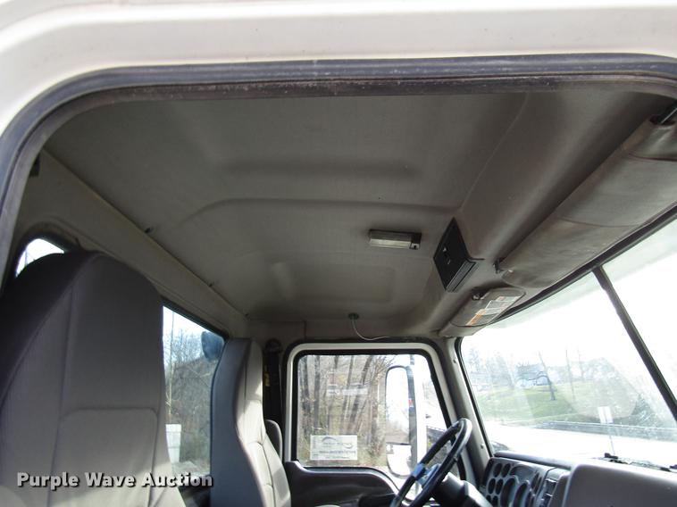 image for item DE5937 2005 Mack CHN613 semi truck