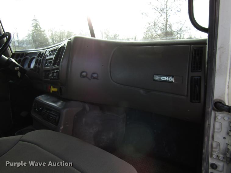 image for item DE5937 2005 Mack CHN613 semi truck