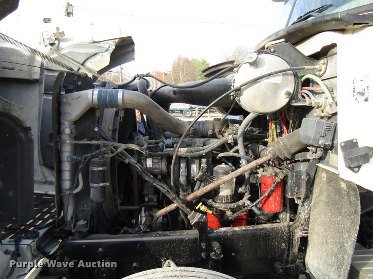 image for item DE5937 2005 Mack CHN613 semi truck