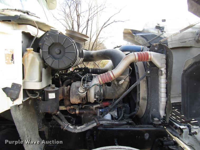 image for item DE5937 2005 Mack CHN613 semi truck