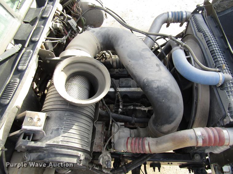 image for item DE5937 2005 Mack CHN613 semi truck