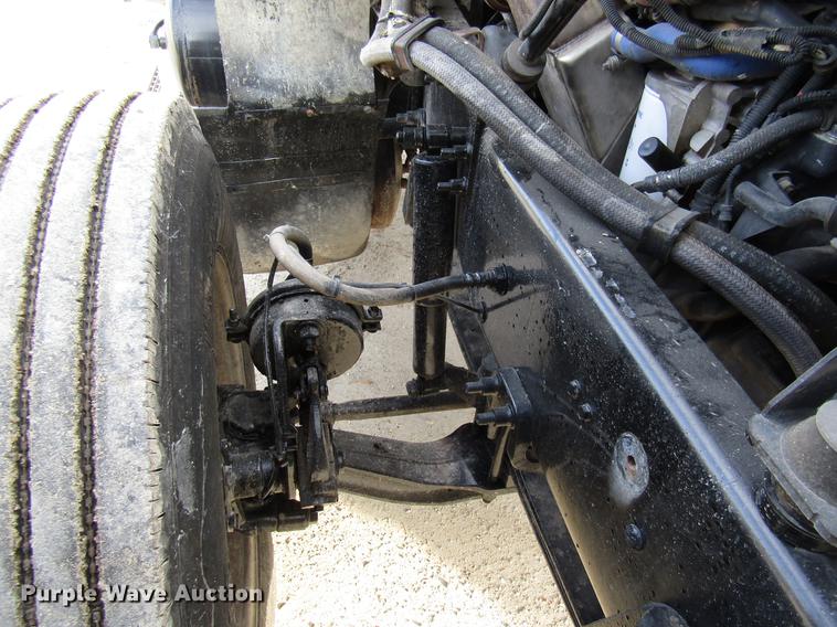 image for item DE5937 2005 Mack CHN613 semi truck