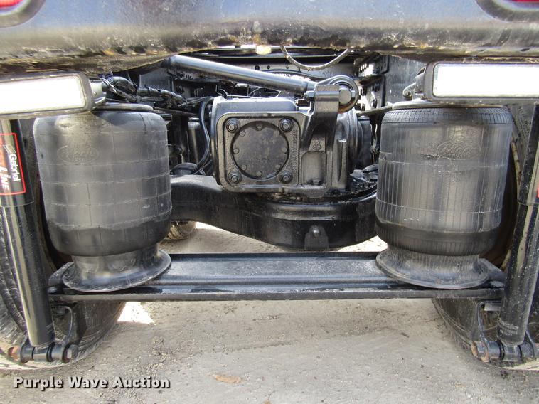 image for item DE5937 2005 Mack CHN613 semi truck