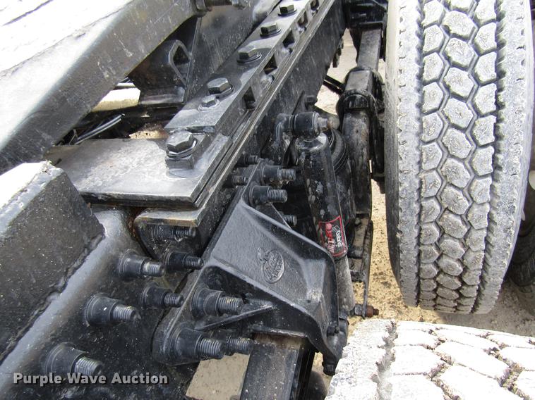 image for item DE5937 2005 Mack CHN613 semi truck