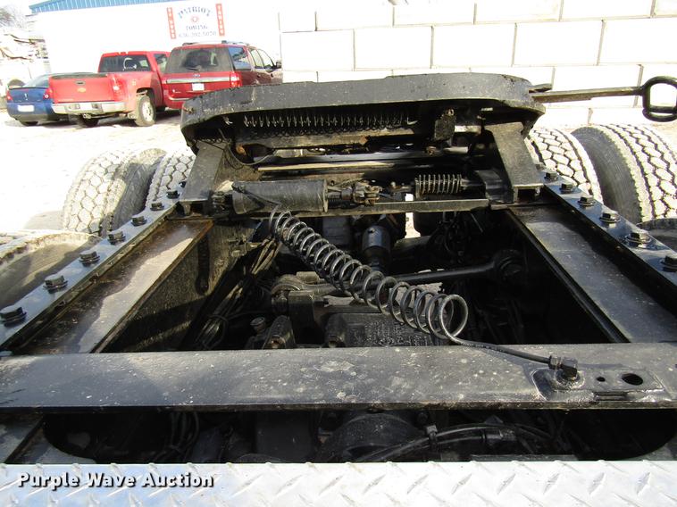 image for item DE5937 2005 Mack CHN613 semi truck