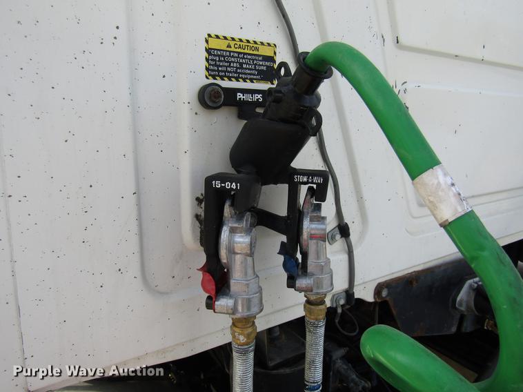 image for item DE5937 2005 Mack CHN613 semi truck