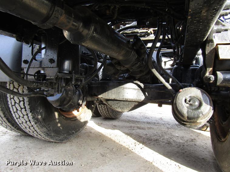 image for item DE5937 2005 Mack CHN613 semi truck