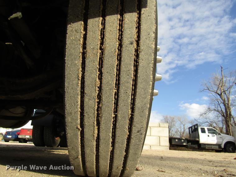 image for item DE5937 2005 Mack CHN613 semi truck