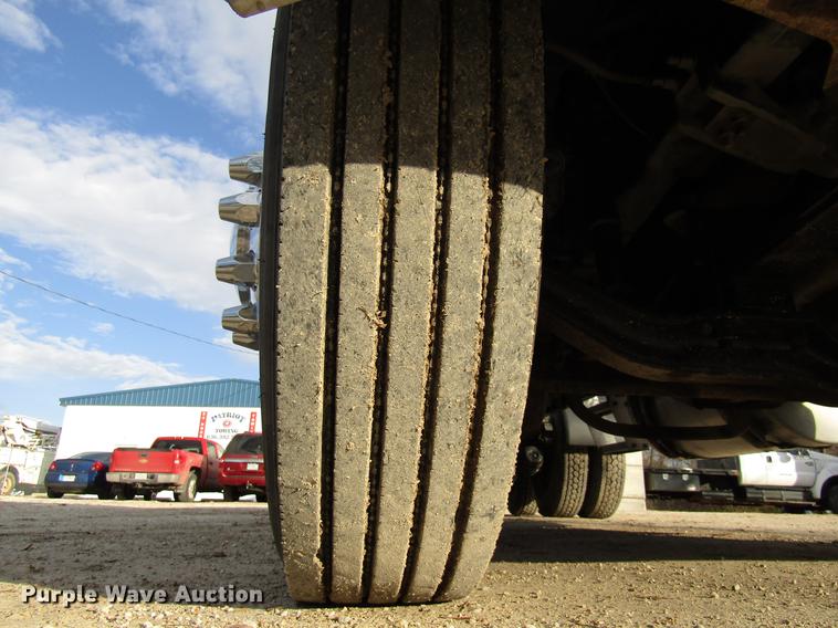 image for item DE5937 2005 Mack CHN613 semi truck