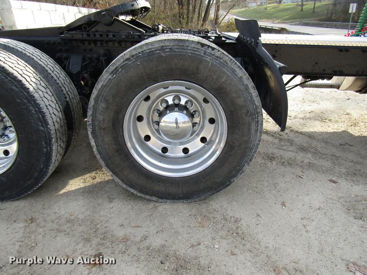 image for item DE5937 2005 Mack CHN613 semi truck